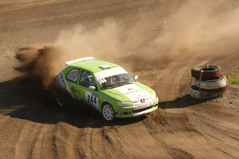 Brede udskidninger skal der til for at holde ideallinjerne rundt på en Rallycross bane.